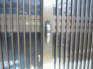玄関扉と鍵交換について　玄関引き戸の鍵交換　姫路カギテック